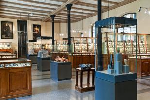 Showcases with minerals in the Mineraliensaal