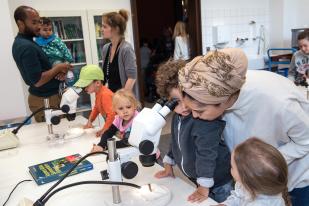 Eine Familie betrachtet Objekte im Mikroskopierzentrum des Museums. | Bildquelle: Museum für Naturkunde Berlin
