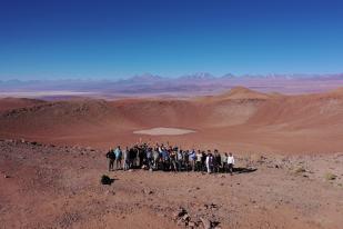 Exkursionsgruppe am Monturaqui Impaktkrater