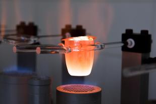 Eine Probe wird in einem Versuchsgefäß erhitzt und so für die Röntgenfluoreszenzanalyse vorbereitet. Foto: Hwa Ja Götz, Museum für Naturkunde Berlin