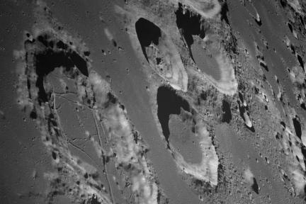 Krater auf der Mondoberfläche zeugen von vergangenen Einschlägen. Foto: NASA/JSC