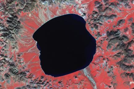 Satellitenaufnahme des Kratersees, Falschfarben. Foto: NASA image created by Jesse Allen, using data from NASA/GSFC/METI/ERSDAC/JAROS, and the U.S./Japan ASTER Science Team
