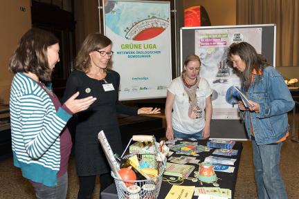 Informationsstand im Sauriersaal bei der Veranstaltung Das Mensch-Natur Verhältnis und die globalen Nachhaltigkeitsziele am 24.9.2018, Foto: Hwa Ja Götz