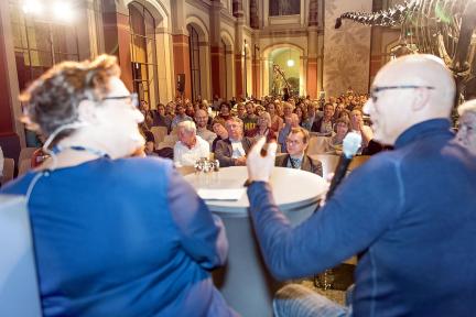 Moderatorin und Podiumsteilnehmer bei der veranstaltung "Das Mensch-Natur-Verhältnis und die globalen Nachhaltigkeitsziele" am 24.9.2018 im Sauriersaal des Museums für Naturkunde Berlin, Foto: HwaJa Götz, Museum für Naturkunde