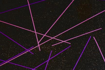 Bunte Linien auf schwarzem Hintergrund symbolisieren die Verbindungen im Netzwerk Naturwissen