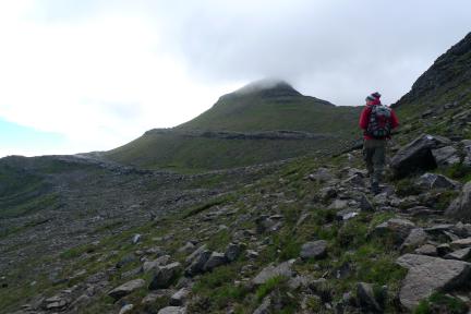 Ein Forscher erkundet eine lagige Intrusion.
