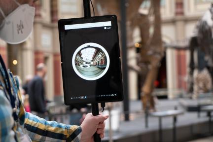 digitale Führung mit einem iPad | Bildquelle: Museum für Naturkunde Berlin